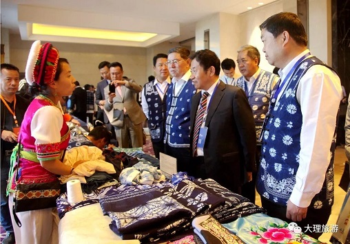 参会州领导察看会场外的旅游商品展示