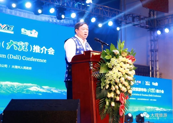 大理州委副书记、州人民政府州长杨健在会徽交接仪式上致辞