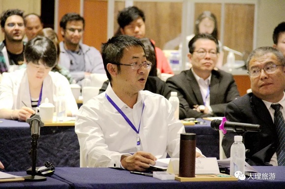 大理州人民政府副州长字德海在圆桌会议上致辞 李骄荣 摄