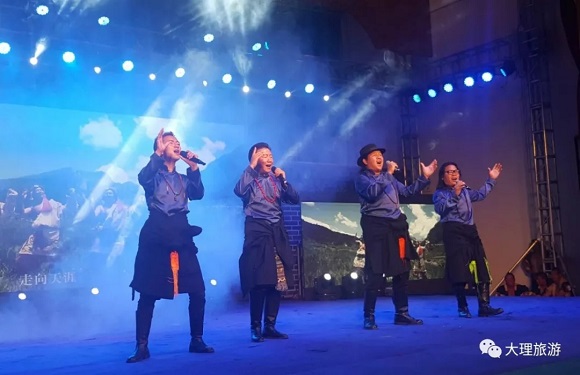 来自迪庆州的歌舞 李晓明 摄