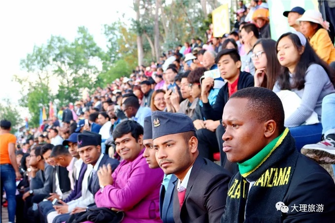 大理大学留学生代表应邀观看三月街开幕式演出 苏文强 摄