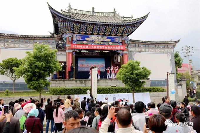 白族大本曲展演受欢迎 苏文强 摄