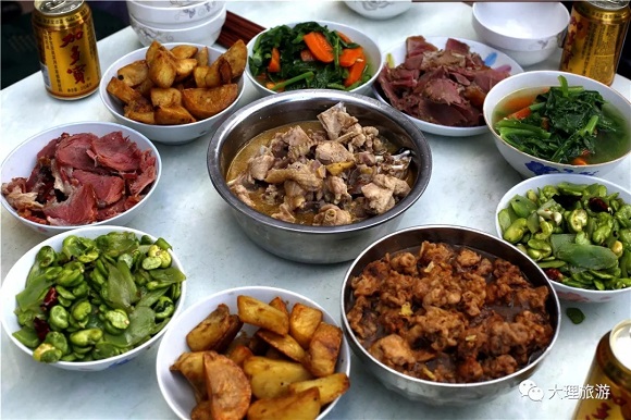 唢呐艺人家总是美食满桌