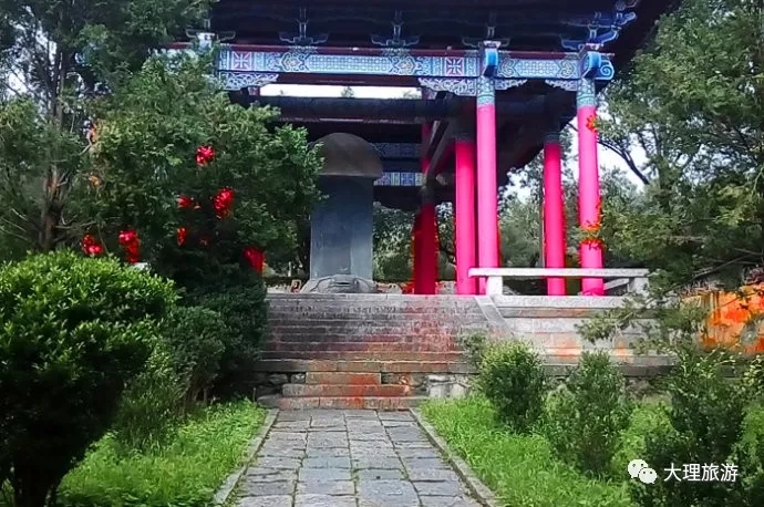 三月街尽头处的碑亭