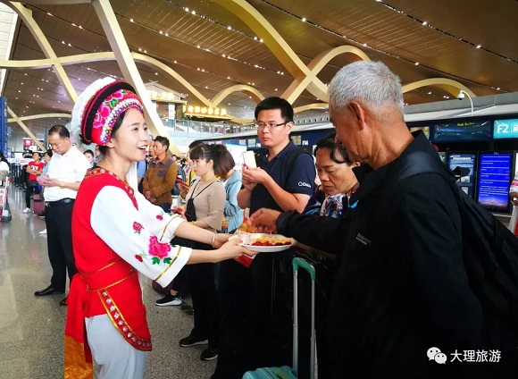 过往旅客品尝大理特色产品