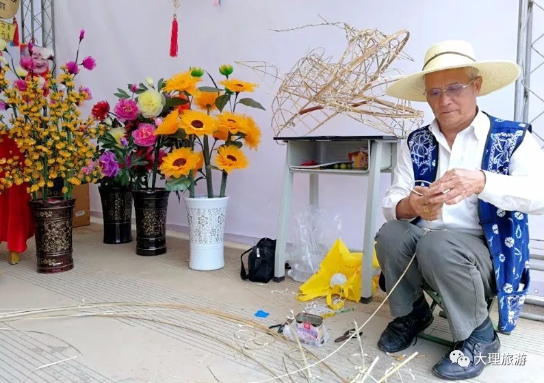 民间艺人现场展示竹器编制过程