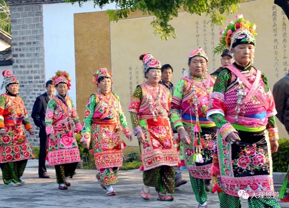 金岗服饰皇族遗风