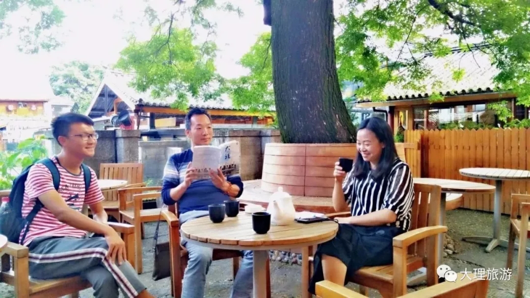 大理古城,老槐树下