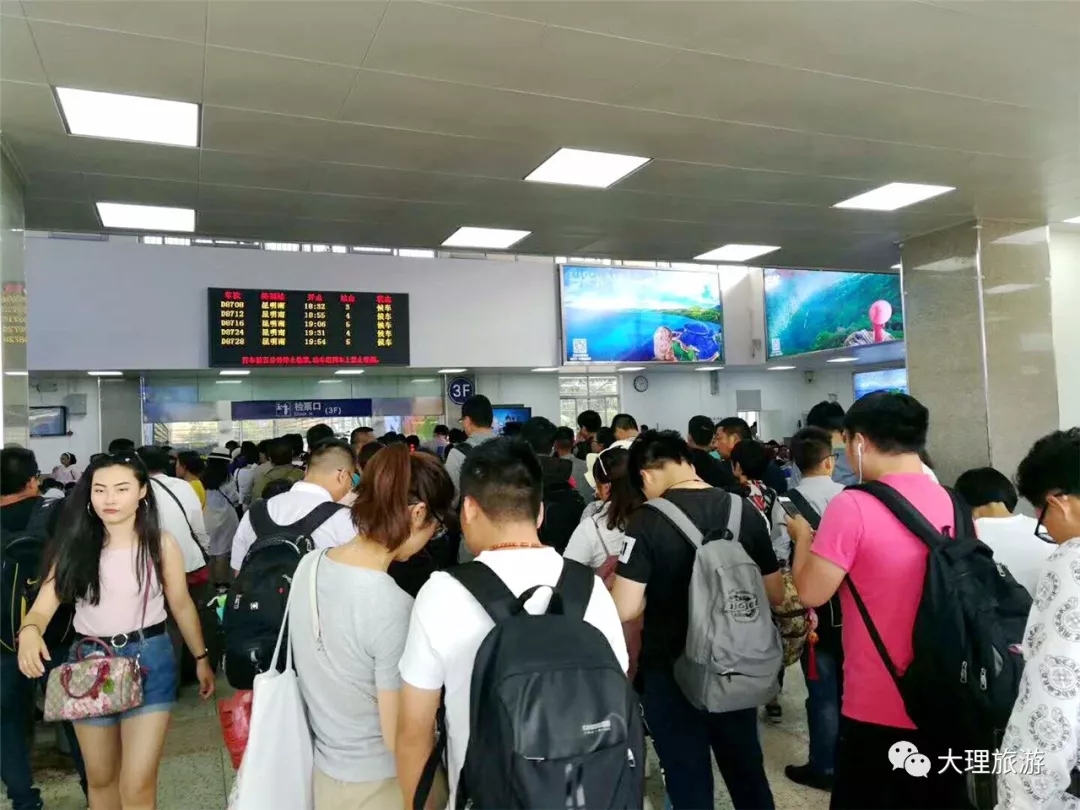 首发日,乘客络绎不绝