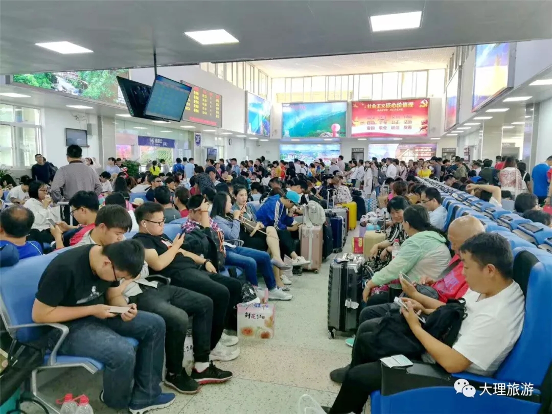 升级后舒适宽敞的候车厅