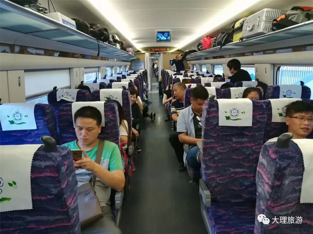 列车内宽敞明亮