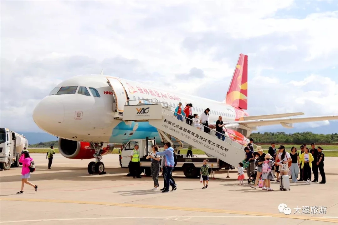 航班搭载着128名旅客安全平稳地降落在大理机场