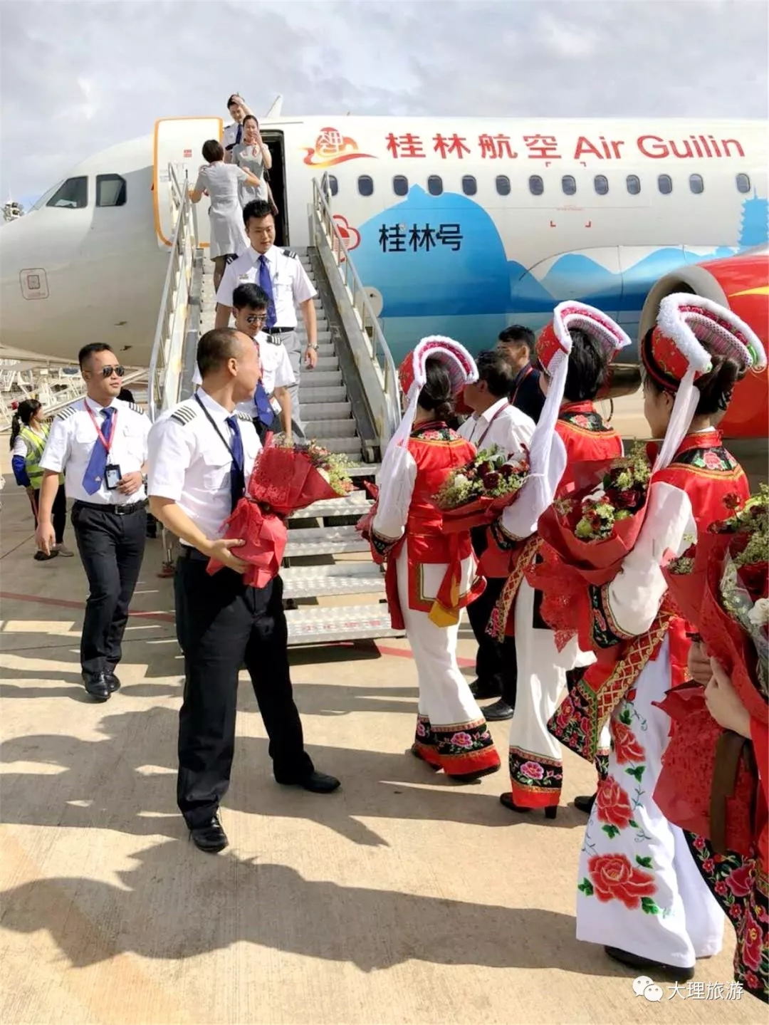 金花为首航机组人员献花