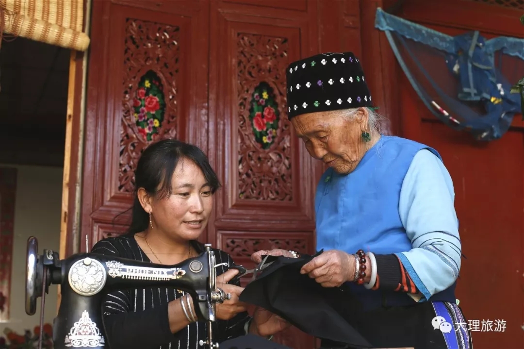 金花在教女裁缝缝制傈僳族裤子