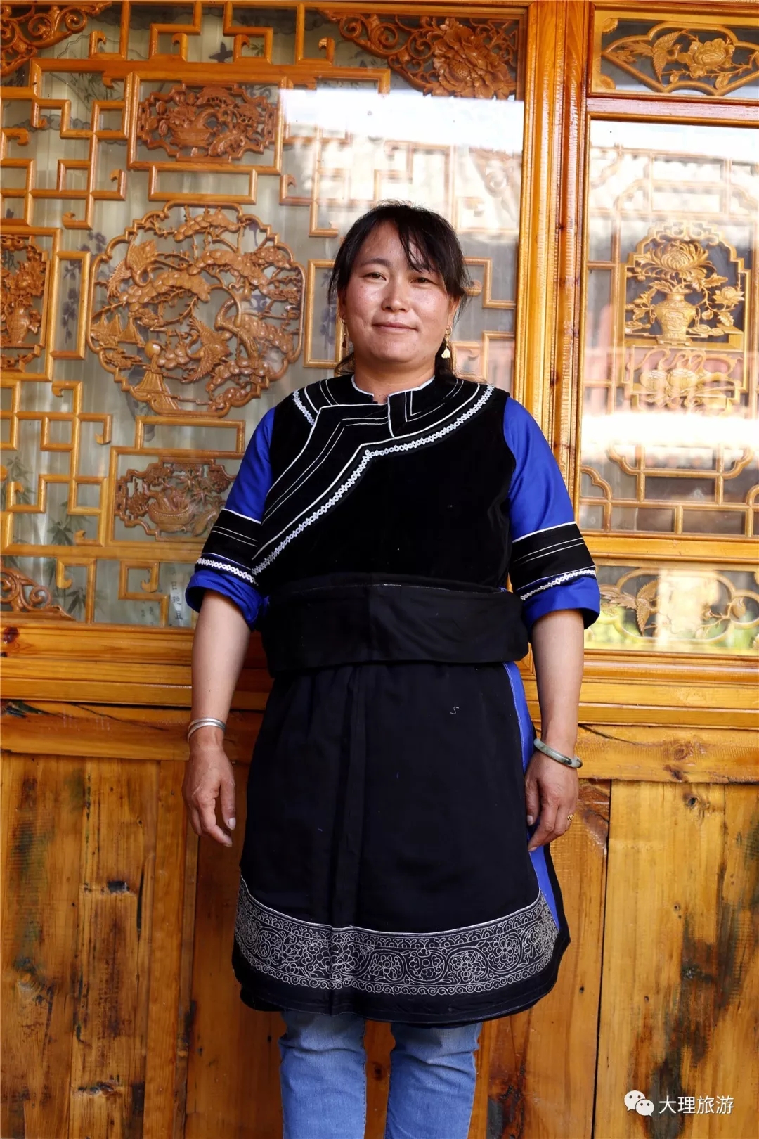 白族古装长衫和坎肩