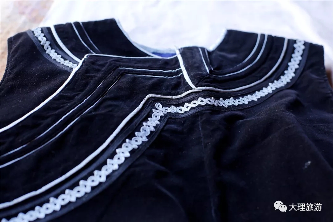 白族古装坎肩优雅的斜襟