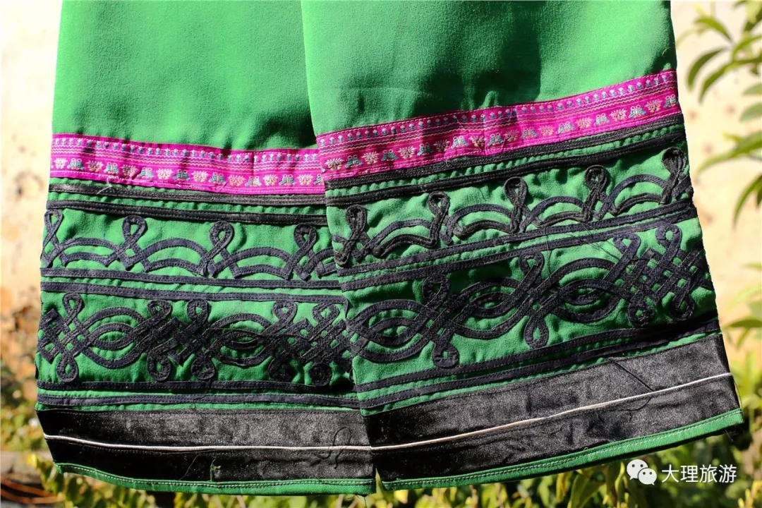 白族古新娘装的裤脚