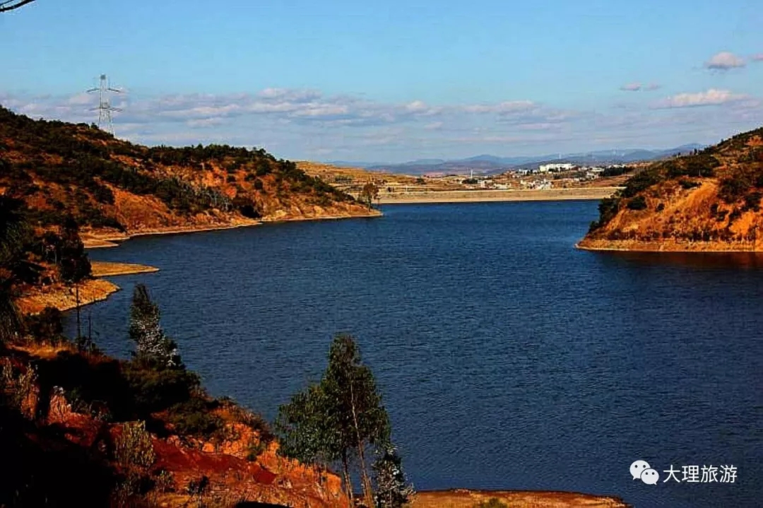 从三甲水库进去8公里,就到了干海子村