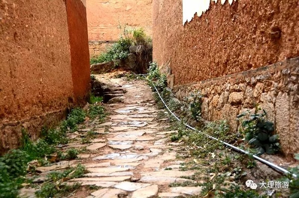 小村里的石板路,可以寻找我们走过的痕迹