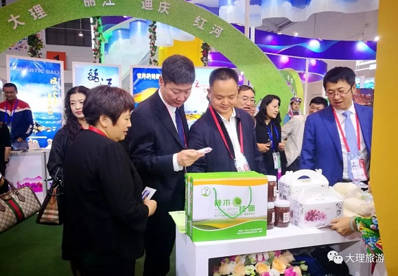 相关领导察看大理展区特色旅游产品