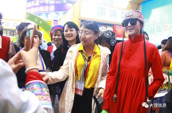 杨丽萍现身大理展馆