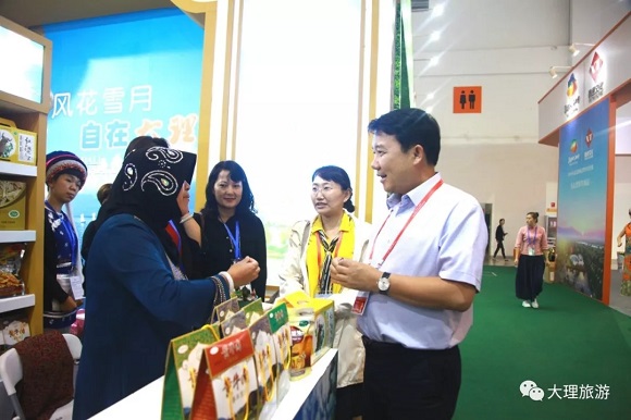 大理州人民政府党组成员,大理州旅发委党组书记、主任徐会良指导布展