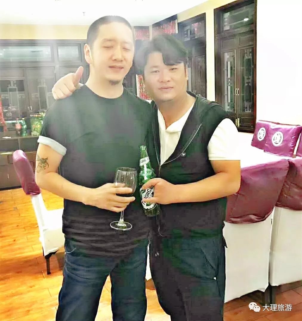 吴潘峰(右一)近照