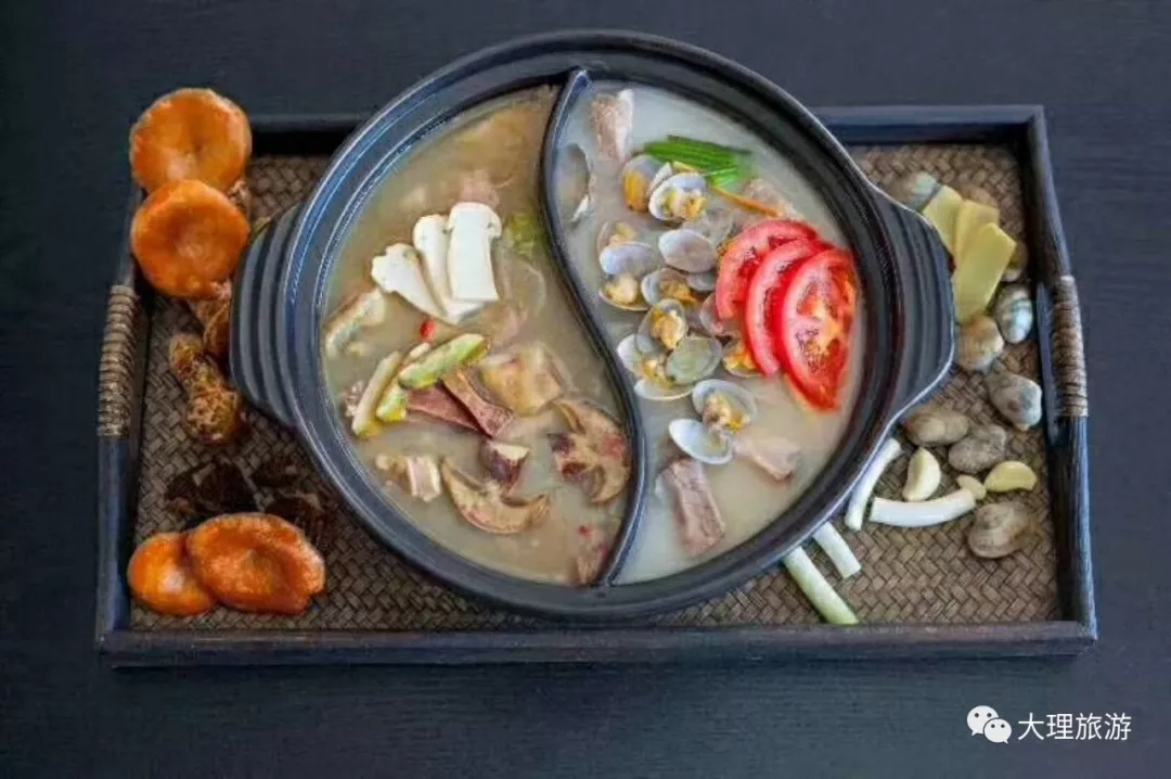 忆闲居餐馆的野生菌海鲜鸳鸯锅