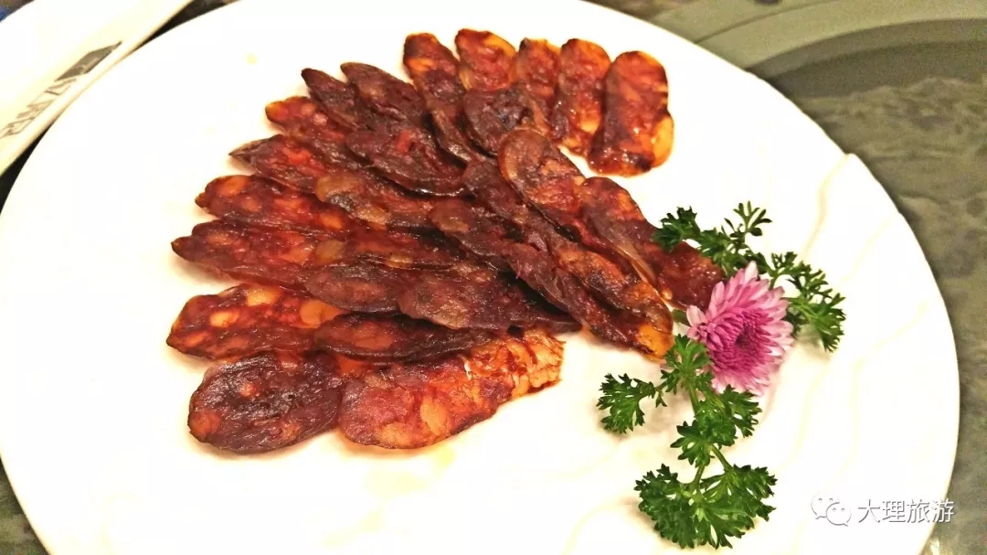 用藏香猪和松耸灌制的香肠