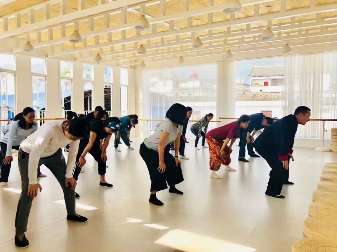 拳馆建成之前,刘海涛带着猫猫果幼儿园的家长们在奥赛空间练习太极