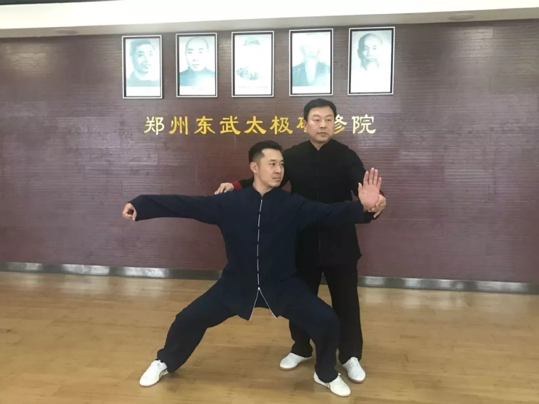 和师父张东武(右一)在一起