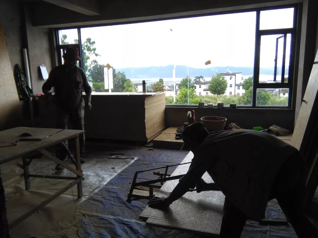 加紧装修的二楼茶室