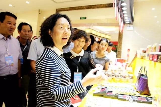 大理州州委书记杨宁夸赞特色旅游商品有创意