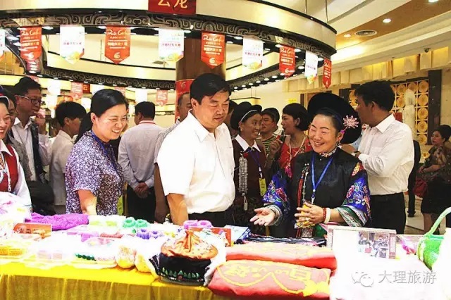大理州州委副书记、州长杨健鼓励参展户多出精品